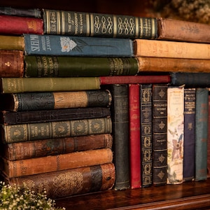 Set mit 7 Vintage Büchern Viktorianische Bücherstapel Authentisch Anpassbare Hochzeits-Mittelstücke Art-Deco-Antikes Buch Ästhetisches Buchdekor