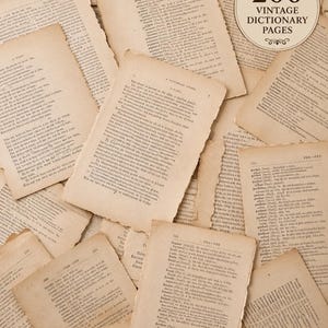 Könnte beinhalten: Eine Sammlung von 200 alten Wörterbuchseiten mit gealtertem, cremefarbenem Papier und schwarzem Drucktext. Die Seiten sind überlappend angeordnet und zeigen verschiedene Spalten mit Definitionen und Einträgen aus einem alten Nachschlagewerk.
