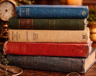 Conjunto variado de 4 libros antiguos vintage, hallazgos antiguos y raros, colores variados elegidos al azar, centros de mesa para bodas, fiestas y casas de campo de diseño de interiores.