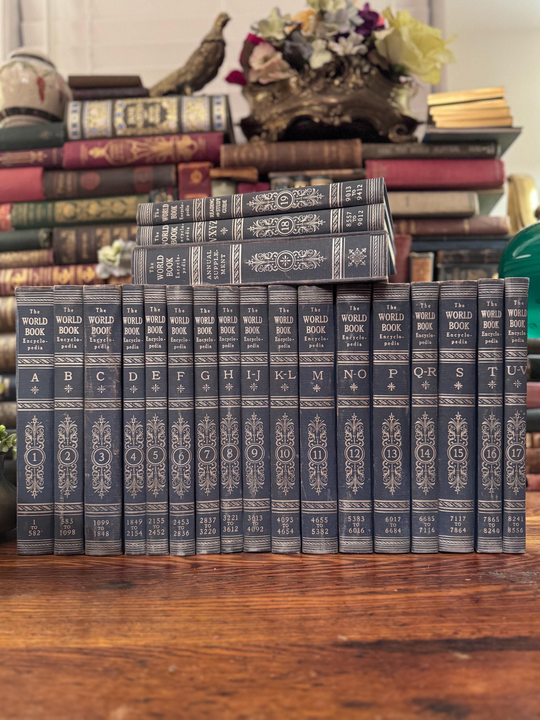 洋書コレクション - インテリア雑貨 Vintage 1953 World Book Encyclopedia Set | Navy Blue Gold Gilt