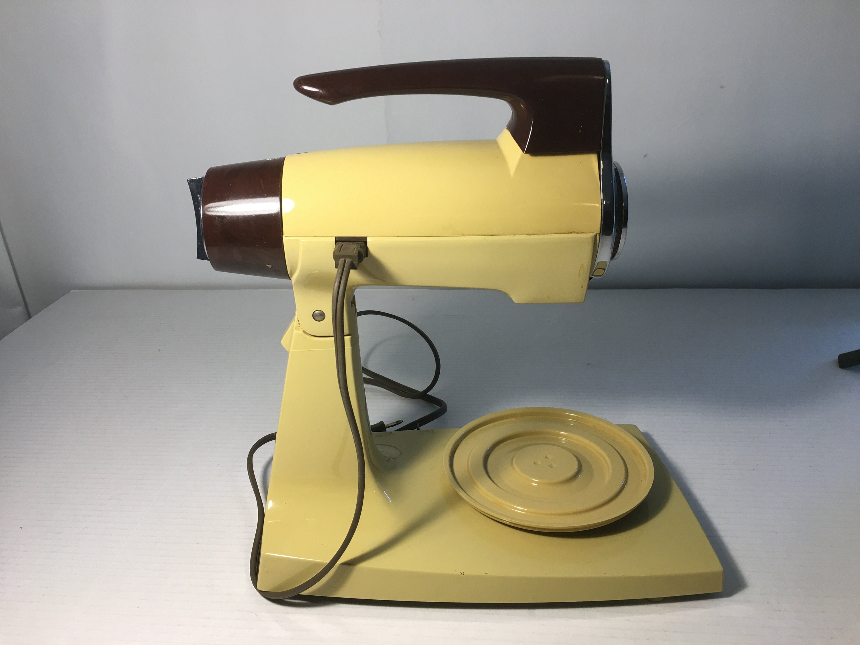 Sunbeam Mixmaster 1970s Yellow Mixer With 2 Bowls and Beaters Etsy