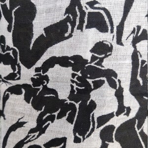 Könnte beinhalten: Schwarz-weißes Stoffmuster mit sich wiederholenden, stilisierten menschlichen Figuren. Die Figuren sind in verschiedenen Posen und scheinen zu tanzen oder sich zu bewegen.