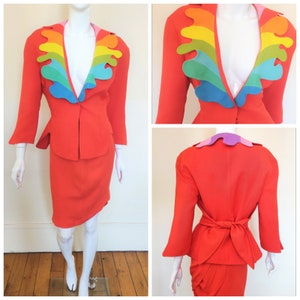 Thierry Mugler Iconic Rainbow Arc En Ciel S/S 1990 Wybieg Couture Strukturalna kurtka Zestaw Spódnica Fala Garnitur