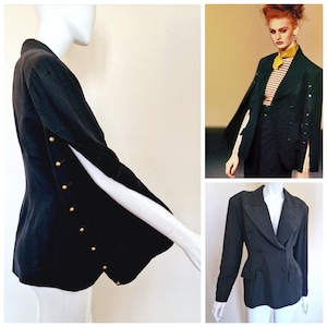 Può includere: Tre blazer neri con stili diversi. Il primo blazer ha maniche lunghe e larghe con bottoni dorati. Il secondo blazer ha maniche lunghe e larghe con bottoni dorati. Il terzo blazer ha una chiusura a doppio petto e una silhouette aderente.