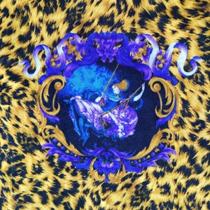 Puede incluir: Un marco adornado en púrpura y dorado con un fondo azul y una mujer con un vestido morado montando un columpio.