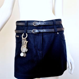 Cinturón de cuero y lana con dije de cadena de John Galliano, minifalda vintage parisina de los años 90 en negro mediano