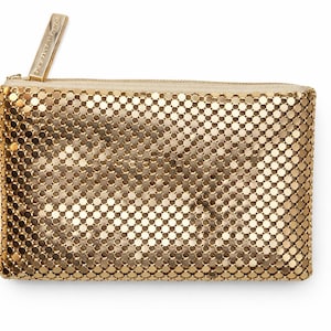 Peut inclure: Une pochette rectangulaire en maille métallique dorée présentant un motif de maillons circulaires entrelacés. L'accessoire comprend une fermeture éclair dorée assortie sur le bord supérieur avec une tirette métallique fine.
