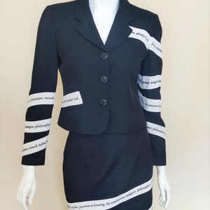 Moschino Cheap and Chic Irony Text Tape Vintage The Nanny Couture Negro Blanco Falda Blazer Chaqueta Traje Traje