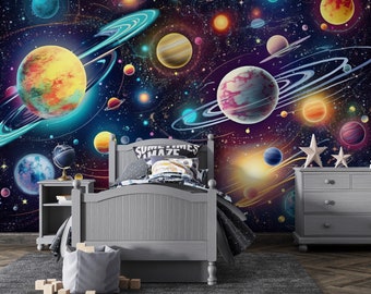 Puede incluir: Un mural colorido con temática espacial con planetas, estrellas y galaxias. El mural está pintado en una pared de un dormitorio con una cama gris, una mesita de noche y una alfombra.