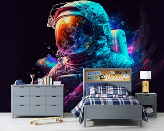 Könnte beinhalten: Ein Schlafzimmer-Set mit einem Astronauten-Themen-Wandbild. Das Zimmer umfasst ein graues Bettgestell mit einer karierten Bettdecke, eine Kommode und einen Nachttisch. Das Wandbild zeigt einen farbenfrohen Astronauten im Weltraum mit dem Wort "Dream" auf dem Kopfteil.