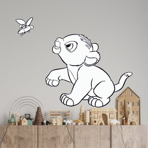 Calcomanía de pared de El Rey León con nombre personalizado, pegatina de pared de dibujos animados, Simba, decoración de pared para guardería, CUS133