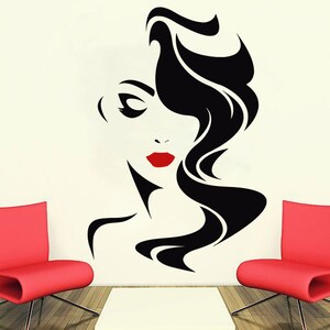 K&ouml;nnte beinhalten: Schwarz-wei&szlig;e Silhouette einer Frau mit langen, flie&szlig;enden Haaren und roten Lippen. Die Silhouette befindet sich auf einem wei&szlig;en Hintergrund.