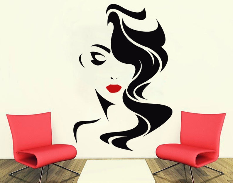 K&ouml;nnte beinhalten: Schwarz-wei&szlig;e Silhouette einer Frau mit langen, flie&szlig;enden Haaren und roten Lippen. Die Silhouette befindet sich auf einem wei&szlig;en Hintergrund.