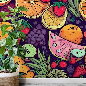 Pode incluir: Papel de parede ilustrado vibrante com uma variedade de frutas. O design inclui laranjas, morangos, uvas, melancia e kiwi, tudo em um fundo roxo escuro. O estilo lembra um mercado de frutas vintage.