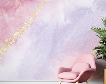 Peut inclure: Un fauteuil rose avec des pieds en bois devant un mur avec un fond aquarelle rose et violet. Le mur a un motif de paillettes dorées.