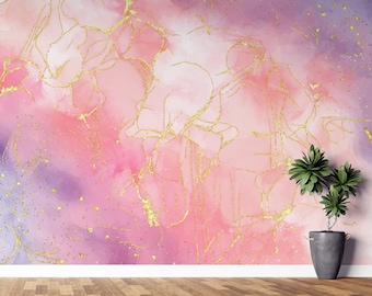 Peut inclure: Fond abstrait aquarelle avec des nuances de rose et de violet et des accents dorés. L'arrière-plan est un mur avec un sol en bois au premier plan.
