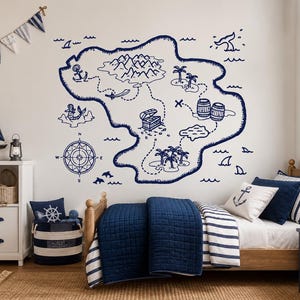 Peut inclure: Un grand autocollant mural bleu foncé représentant une carte au trésor dessinée à la main. La carte comprend des illustrations de montagnes, de palmiers, d'un coffre au trésor, d'une rose des vents, de tonneaux, d'une épée et de créatures marines.