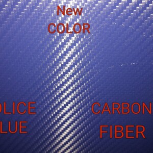 Puede incluir: Primer plano de un material de fibra de carbono azul. El texto "Nuevo Color" est&aacute; escrito en rojo sobre el material. El texto "Azul Polic&iacute;a" est&aacute; escrito en rojo debajo del material a la izquierda. El texto "Fibra de Carbono" est&aacute; escrito en rojo debajo del material a la derecha.