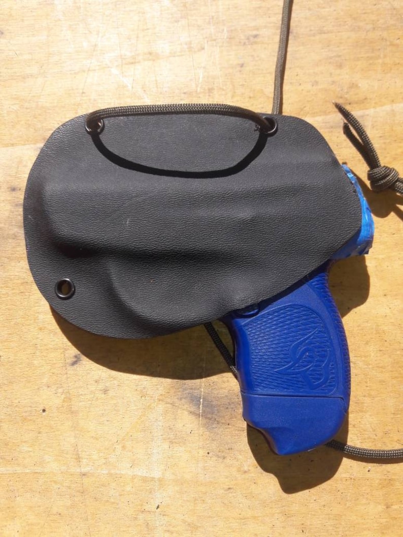 Peut inclure: Un &eacute;tui en cuir noir avec une fermeture &agrave; cordon et un pistolet bleu avec une poign&eacute;e noire.