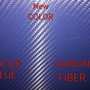 Peut inclure: Gros plan sur un mat&eacute;riau en fibre de carbone bleu. Le texte "Nouvelle Couleur" est &eacute;crit en rouge au-dessus du mat&eacute;riau. Le texte "Bleu Police" est &eacute;crit en rouge sous le mat&eacute;riau &agrave; gauche. Le texte "Fibre de Carbone" est &eacute;crit en rouge sous le mat&eacute;riau &agrave; droite.