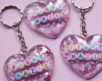 Handmade "FIGHT NAZIS" glitzer Schlüsselanhänger, farbenfrohes Geschenk