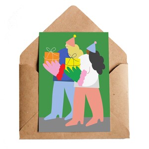Puede incluir: Tarjeta de felicitaci&oacute;n con dos figuras sosteniendo regalos, sobre un fondo verde. Las figuras llevan gorros de fiesta y sostienen regalos coloridos. La tarjeta est&aacute; dentro de un sobre marr&oacute;n, perfecta para enviar un mensaje especial.