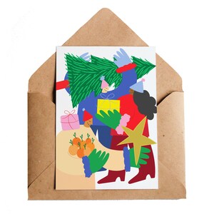 Puede incluir: Tarjeta de felicitaci&oacute;n festiva con una colorida ilustraci&oacute;n de personas sosteniendo regalos, un &aacute;rbol de Navidad y una estrella. La tarjeta est&aacute; dentro de un sobre marr&oacute;n. La ilustraci&oacute;n tiene un tema festivo con colores brillantes y un estilo caprichoso.