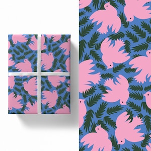 Puede incluir: Papel de regalo con un patrón repetitivo de palomas rosas y follaje verde sobre un fondo azul. El regalo envuelto está atado con una cinta blanca. El diseño también se muestra en un panel vertical separado.