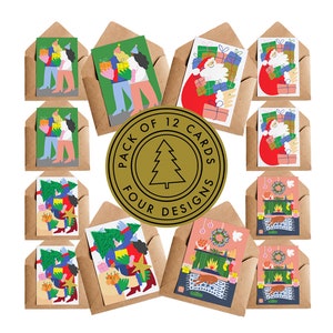Puede incluir: Un paquete de 12 tarjetas de Navidad con cuatro dise&ntilde;os diferentes. Las tarjetas presentan ilustraciones de personas con regalos, Pap&aacute; Noel y escenas festivas de chimeneas. Cada tarjeta est&aacute; dentro de un sobre marr&oacute;n, con una etiqueta circular dorada que dice "PACK OF 12 CARDS FOUR DESIGNS".