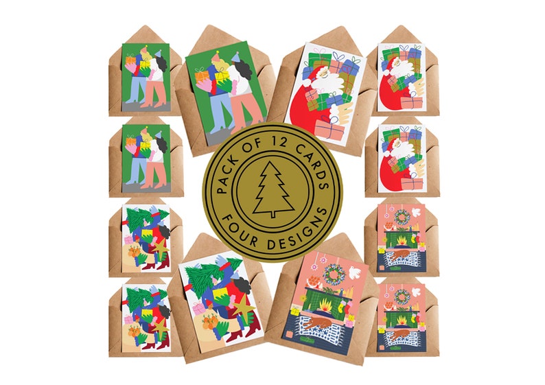 Puede incluir: Un paquete de 12 tarjetas de Navidad con cuatro dise&ntilde;os diferentes. Las tarjetas presentan ilustraciones de personas con regalos, Pap&aacute; Noel y escenas festivas de chimeneas. Cada tarjeta est&aacute; dentro de un sobre marr&oacute;n, con una etiqueta circular dorada que dice "PACK OF 12 CARDS FOUR DESIGNS".