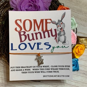 Pulsera de deseos Some Bunny Loves You - Pulsera de hilo para amantes con dije de conejito - Linda tarjeta de regalo para novia/novio/mejor amigo