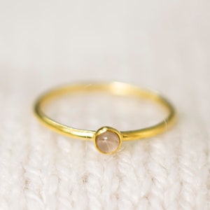 Pequeño anillo con piedra de nacimiento de octubre para mamá, anillo de oro con piedra preciosa de cuarzo rosa para mujer, anillo de promesa de cuarzo rosa dorado apilable, piedra de nacimiento de octubre.