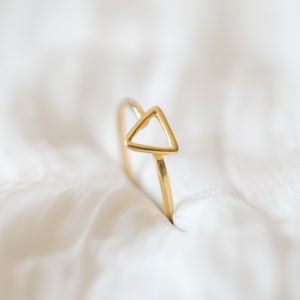Delicate Triangle wire Gold ring, Handmade 14k Gold Ring, Stackable gold ring, Gold Geometric Ring, Gift for her, Gold triangle Ring