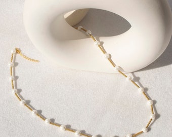 Collar de perlas redondas de oro de 18k, delicado collar de perlas, collar minimalista, gargantilla de perlas pequeñas, regalo para damas de honor, regalo hecho a mano para ella.