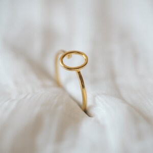 Handgemachter ovaler Drahtring, Minimalistischer Ring, Stapelbarer Goldring, Ring in Silber, Geometrischer Ring, Muttertagsgeschenk, Gold Oval Ring