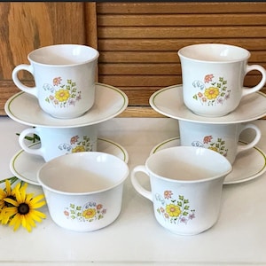 Vintage Corelle Spring Meadow Cups, Saucers, Creamer and Sugar Bowl Set - Like New