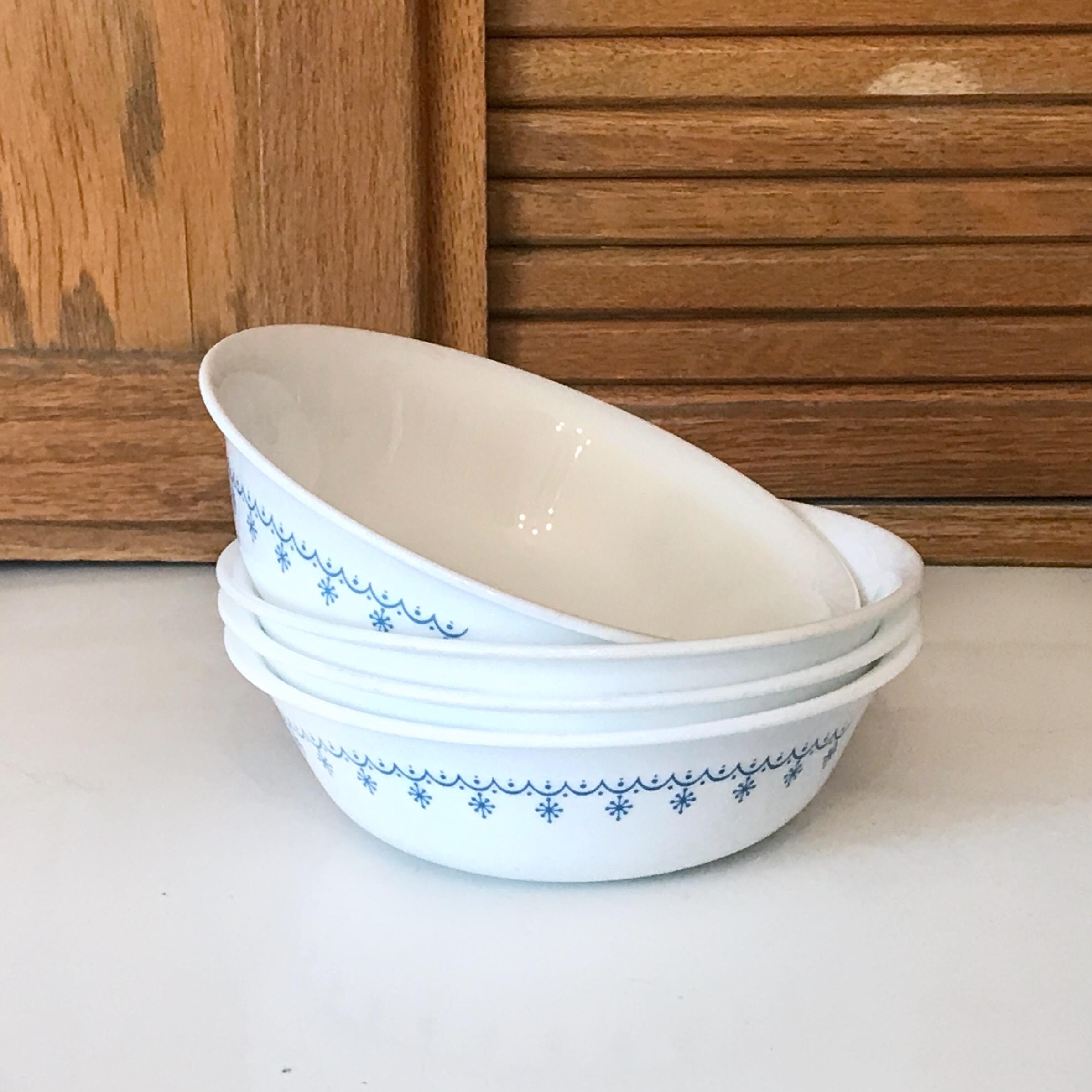 Pyrex Covered Snowflake Garland Pattern Dish (DEB) Pyrex Covered Snowflake Garland Pattern Dish (DEB)