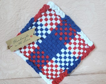 Agarradera tejida a mano en rojo, blanco y azul