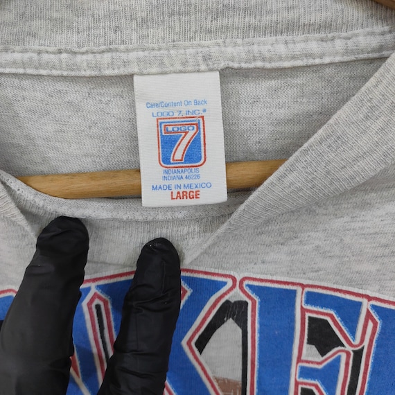 New York Yankees ニューヨーク　ヤンキース　LOGO7 90s Vintage New York Yankees Logo 7 T-shirt – Classic MLB Graphic Tee