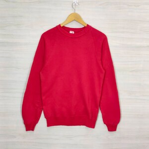 Op de afbeelding: Een rood longsleeve sweatshirt met een ronde hals.