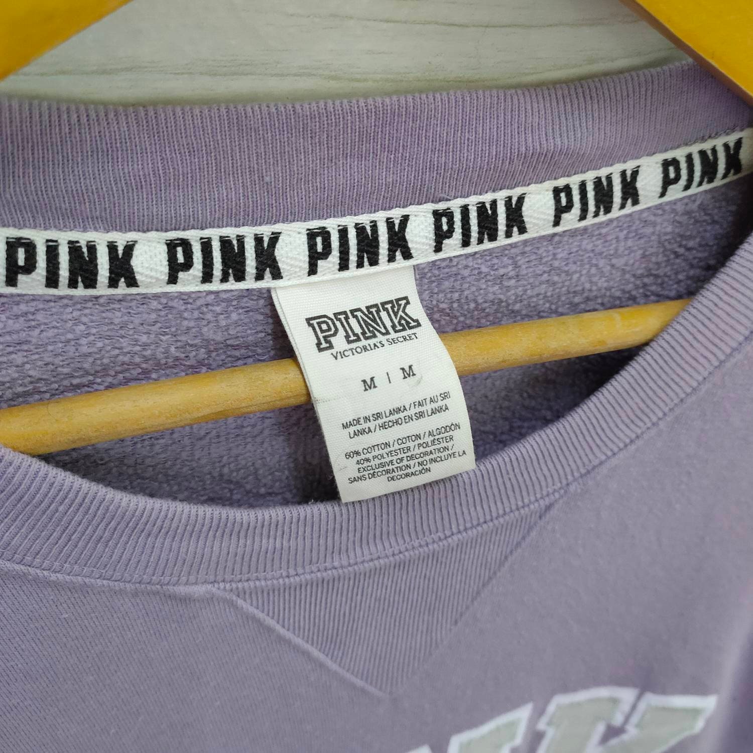 Felpa con grande logo VICTORIA'S SECRET, viola, rosa vintage, girocollo, con toppa ricamata Victoria's Secret, lilla, taglia media - Italia Felpa con grande logo VICTORIA'S SECRET, viola, rosa vintage, girocollo, con toppa ricamata Victoria's Secret, lilla, taglia media - Italia