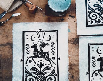 Grabado en linóleo "El regreso de la mujer ciervo" sobre papel daphne hecho a mano, tamaño A4.