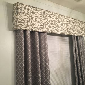 Valletjes voor ramen/volant/houten kroonlijstplanken/raambekleding