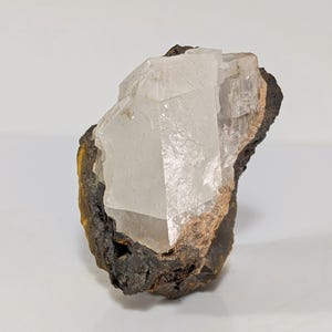 Prismatischer Calcitkristall griechisches Mineralrohstoffmuster Weiße Geschenke, Naturkristall, Heilstein