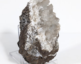 Gnistrande barytkristaller på limonit, grekiskt mineralprov.