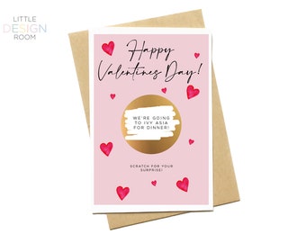 Puede incluir: Una tarjeta de San Valentín rosa con un círculo dorado que dice "We're going to Ivy Asia for dinner!" y un área para rascar que dice "Scratch for your surprise!" La tarjeta está decorada con corazones rojos.