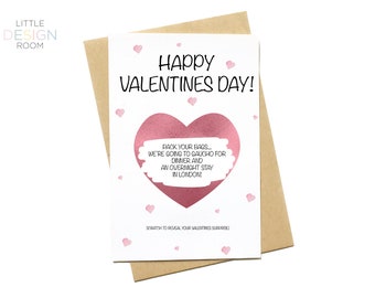 Puede incluir: Una tarjeta de San Valentín con un corazón rosa y el texto "HAPPY VALENTINES DAY!" y "PACK YOUR BAGS... WE'RE GOING TO CAUCHO FOR DINNER AND AN OVERNIGHT STAY IN LONDON!" con una zona para rascar que dice "SCRATCH TO REVEAL YOUR VALENTINES SURPRISE!"