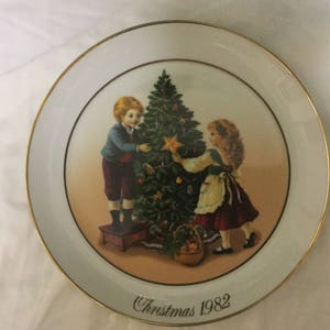 Avon collector&#39;s Christmas plate 1982