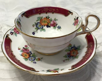Tazza da tè Royal Albert in porcellana fine con decorazione floreale color bordeaux.