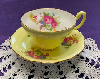 Filiżanka i spodek z porcelany kostnej Vintage Foley: żółta z różowymi różami